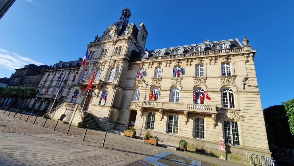 80e anniversaire du Débarquement. L’hôtel de ville de Coutances pavoisé ...