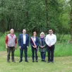 photo de gauche à droite : jean-yves bourge (urbanisme et travaux), samuel chevallier conseiller départemental, mathilde plu maire, marie-line revel, en charge des fêtes et des cérémonies, sébastien pierre, conseiller municipal et principal animateur du projet arboretum.