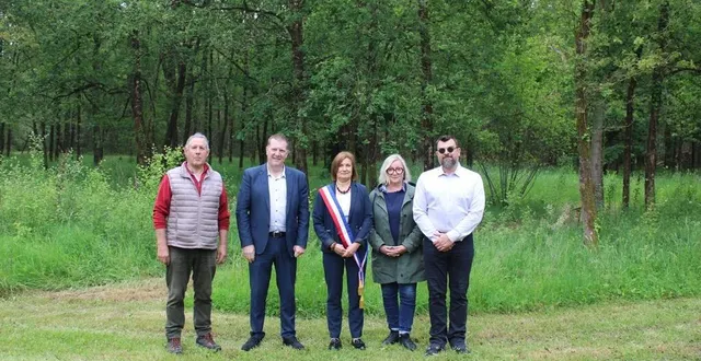photo  de gauche à droite : jean-yves bourge (urbanisme et travaux), samuel chevallier conseiller départemental, mathilde plu maire, marie-line revel, en charge des fêtes et des cérémonies, sébastien pierre, conseiller municipal et principal animateur du projet arboretum.  &copy;  ouest-france 
