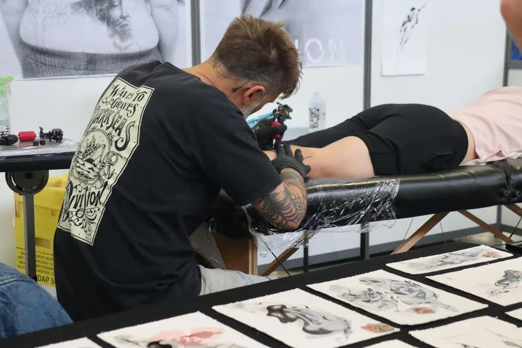Ils se sont fait tatouer sous les yeux du public de la convention SaintBrieuc Tattoo Fest