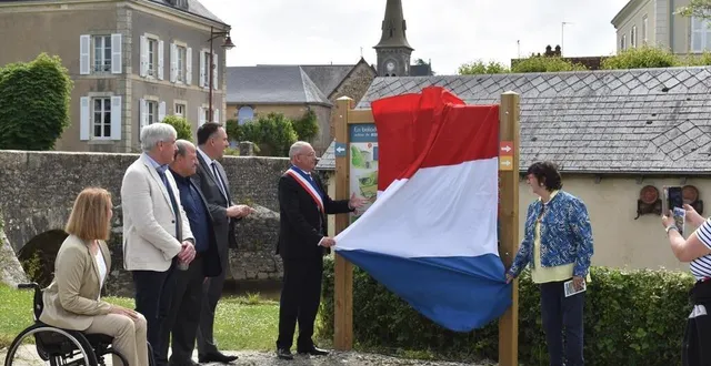 photo  le panneau d’informations au départ des circuits dévoilé par vincent hulot, maire et françoise lebrun, présidente de l’association des stations vertes.  &copy;  le maine libre 