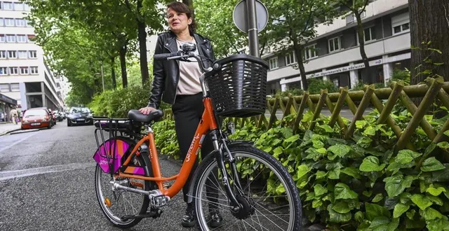 photo  marie-noëlle, 42 ans, est la 5 000 locataire d’un vélo de la setram.  &copy;  le maine libre – denis lambert 