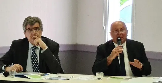 photo  laurent gérault, directeur de la salamandre, et jean-luc davy, président du sivert, ont présenté le projet de l’unité de valorisation énergétique (uve) de lasse aux saboliens.  &copy;  archives le courrier de l’ouest 
