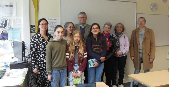 photo  les trois élèves entourés du principal, des professeurs et des membres de l’amopa, à l’issue de la remise des prix.   &copy;  le. maine libre 