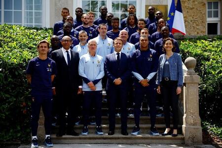 photo La traditionnelle photo de groupe d’Emmanuel Macron avec les Bleus. Photo : SARAH MEYSSONNIER / AFP 