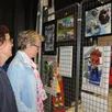 photo au rassemblement de fin d’année, des étudiants de l’université inter-âges découvrent l’exposition des travaux en arts plastiques.