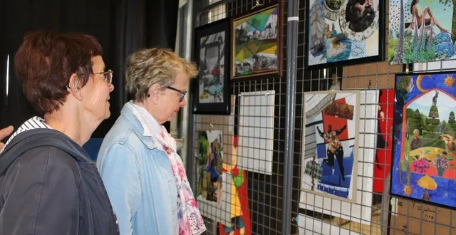 photo  au rassemblement de fin d’année, des étudiants de l’université inter-âges découvrent l’exposition des travaux en arts plastiques.  &copy;  ouest-france 