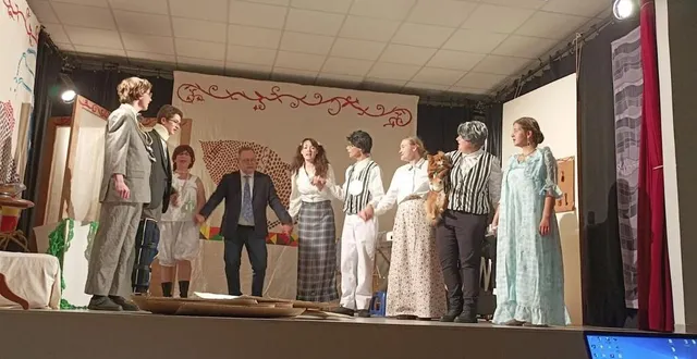 photo  la troupe de théâtre, élèves et professeurs, du lycée saint-thomas-d’aquin de flers.  &copy;  lycée saint-thomas-d’aquin flers 