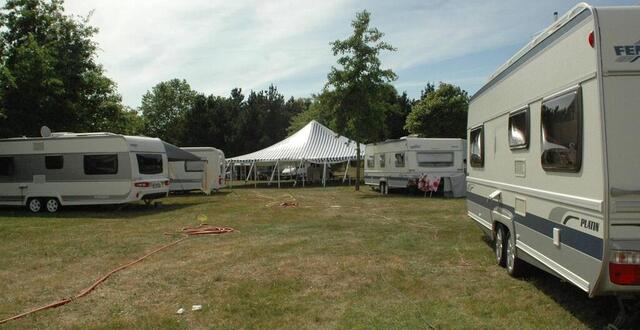 Plus de 200 caravanes se sont installées sur le terrain de football de ...