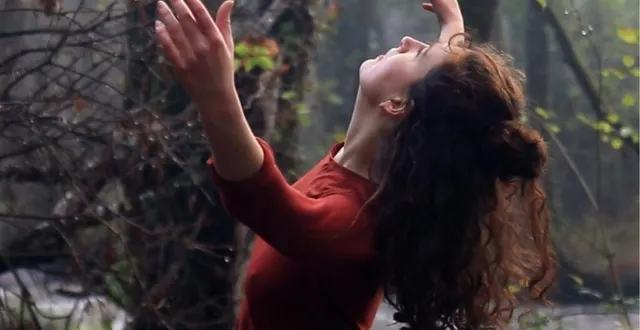 photo  lola pagny, lors d’une prestation en extérieur.  &copy;  lola pagny 