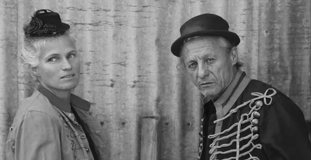 photo  marot et regi sont les visages de chien de cirque.  &copy;  cie chien de cirque 