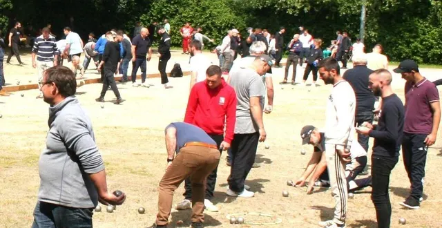 photo  il était difficile de se frayer une place sur le parking pris d’assaut par les joueurs.  &copy;  le maine libre 