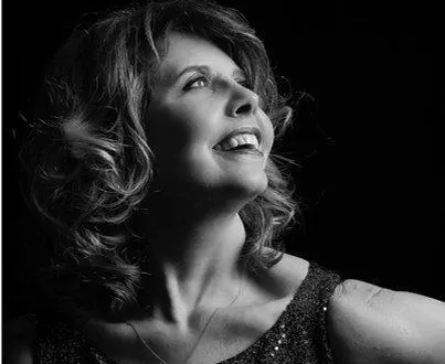 photo  gilda salve se joindra au trio sur la scène de saint-mars.  &copy;  mokrani 