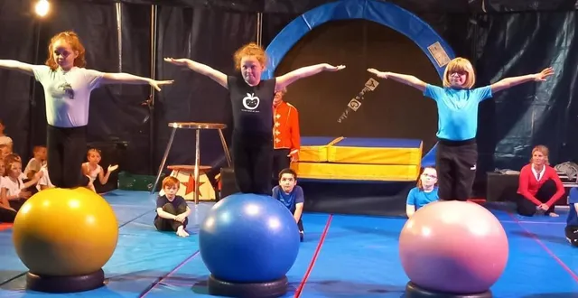 photo  des élèves de l’école jean-baptiste-galan en pleine représentation.  &copy;  le maine libre 