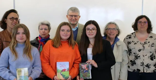 photo  les trois collégiennes lauréates du concours, accompagnés des enseignantes et membres de l’amopa.  &copy;  ouest-france 