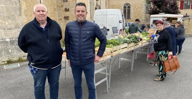 photo  patrick manuel, maire, et ludovic rannou, conseiller municipal, sont à l’origine du marché du dimanche à courgains.  &copy;  le maine libre 