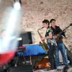 photo sophie alour au saxophone et hugo lippi à la guitare lors d’un concert de l’édition 2015 du festival musica vini, sur le site de l’ancienne abbaye de bellebranche, à saint-brice (mayenne).