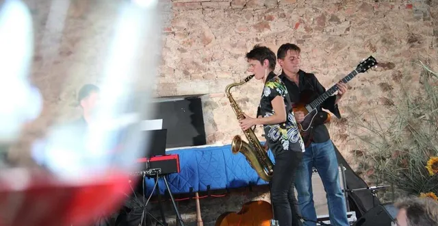 photo  sophie alour au saxophone et hugo lippi à la guitare lors d’un concert de l’édition 2015 du festival musica vini, sur le site de l’ancienne abbaye de bellebranche, à saint-brice (mayenne).  &copy;  archives ouest-france 