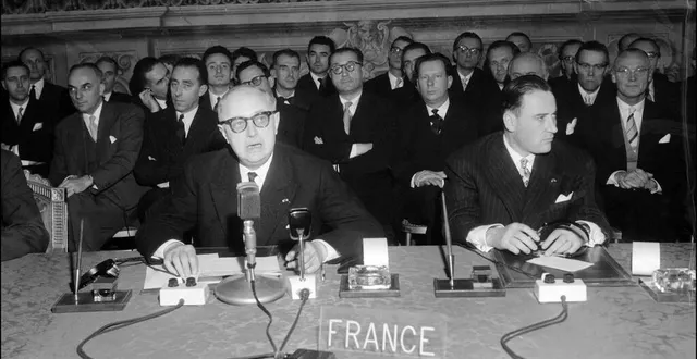photo  christian pineau (à gauche) et maurice faure, le 25 mars 1957 à rome. au nom de la france, le ministre et son secrétaire d’etat signent les traités instituant la communauté economique européenne (cee) et la communauté européenne de l'energie atomique (euratom).  &copy;  afp 