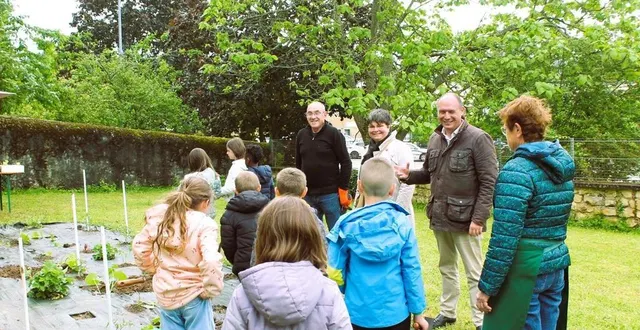 photo  jeudi 30 mai, bernard nicolas (à gauche), sandrine plessix (au centre) et frédéric beauchef (à droite), maire de mamers, ont visité le jardin potager de la cantine pour lancer la culture 2024 pour la saison estivale.  &copy;  ville de mamers 