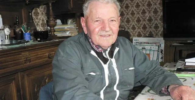 photo  emile gesland vit toujours dans la ferme du bois d'effe qui , comme toutes les fermes autour, a brûlé dans la nuit du 9 août 1944.  &copy;  ouest-france 