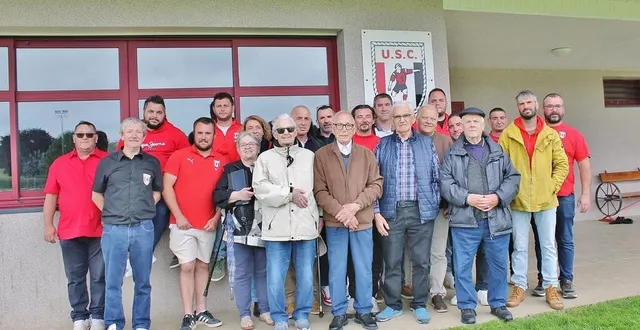 photo  les dirigeants et quelques anciens joueurs de l’us chantenay-villedieu réunis devant le club-house du stade philippe-heurtebize, samedi 1er juin 2024, pour les 60 ans du club.  &copy;  ouest-france 