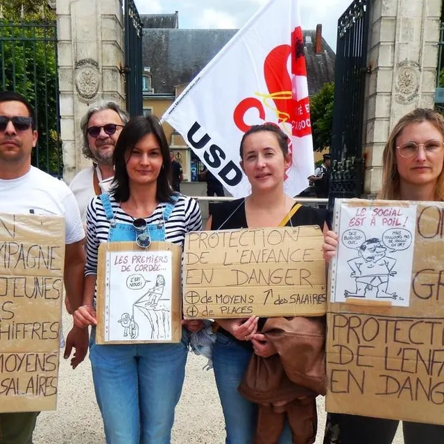 photo des professionnels de l’association montjoie avec leurs panneaux. de gauche à droite : étienne bourreau, justine andré, typhaine lelong et louise dumont.  ©  ouest-france