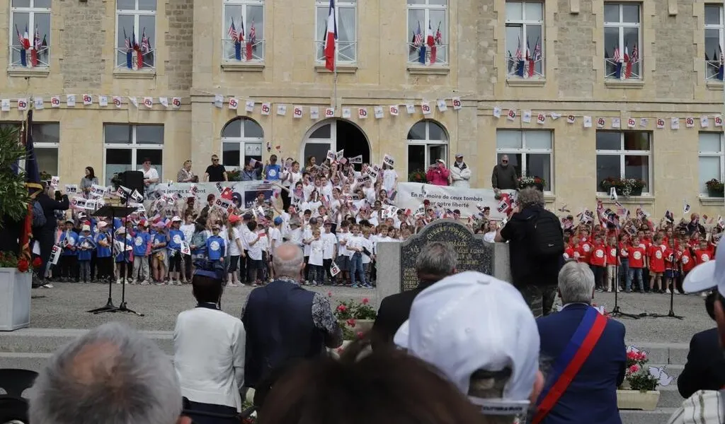 À SainteMèreÉglise, une cérémonie avec les écoliers pour le 80e anniversaire du Cherbourg