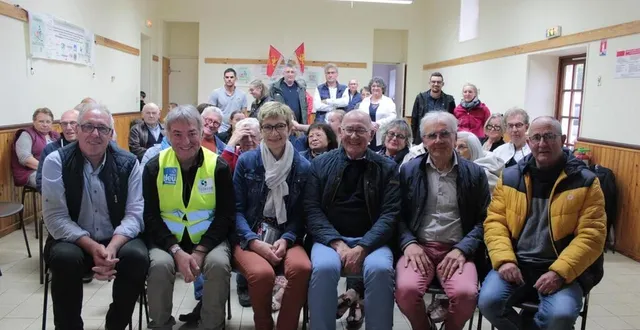 photo  au premier rang, les cyclistes qui ont participé au périple. à l’arrière-plan, la population du village venue les féliciter.  &copy;  ouest-france 