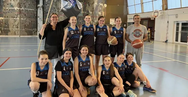 photo  l’équipe féminine de u15 de l’élan ligérien basket.  &copy;  co 
