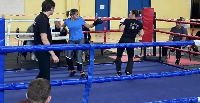 photo  samedi, une belle journée de boxe était programmée au gymnase, organisée par le comité départemental de savate, avec le soutien du club local de boxe française de montbizot. en matinée, les pugilistes ont passé le grade de niveau gants jaune pour laisser place, l’après-midi, aux combats en interclubs.  &copy;  ouest-france 