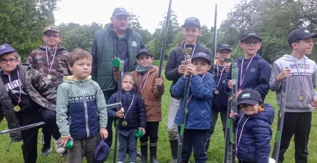 photo  samedi, une quinzaine de pêcheurs en herbe se sont rencontrés. pour certains, c’était le premier contact avec le poisson ! après deux heures de pêche, les enfants se sont vus remettre une médaille, un lancer, et d’autres accessoires de pêche. jean-claude loutellier, président de l’aappma (association agréée de pêche et de protection des milieux aquatiques), espère leur avoir donné envie de revenir. le prochain lâcher de poissons sur le parcours aura lieu en novembre.  &copy;  ouest-france 
