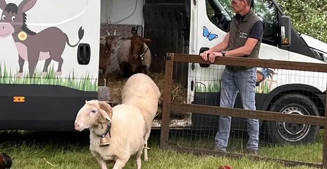 photo  matthieu manceau est le propriétaire de la ferme de galinette, basée à bazouges-cré-sur-loir. cette ferme pédagogique itinérante était notamment présente à la fête des lacs, à la flèche, samedi 1er juin 2024.  &copy;  ouest-france 