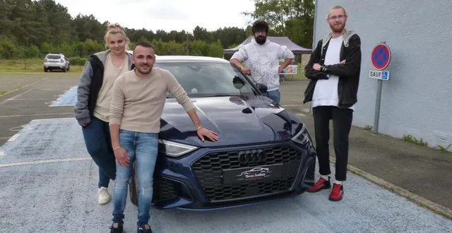 photo  des membres de l’association rasso sarthois devant le privilège à oizé.  &copy;  le maine libre 