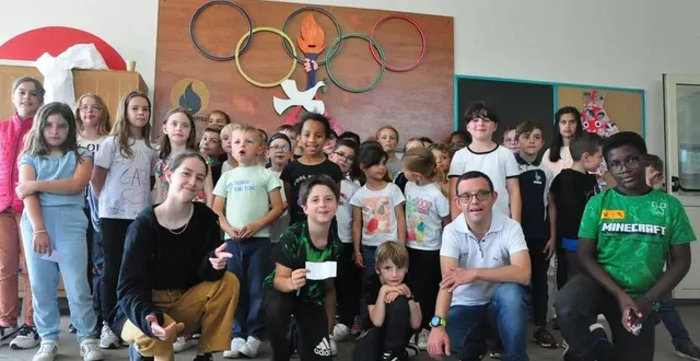 photo  juliette et jason avec les enfants de l’école de verron qui ont réalisé cette fresque sur le temps périscolaire.  &copy;  le maine libre 
