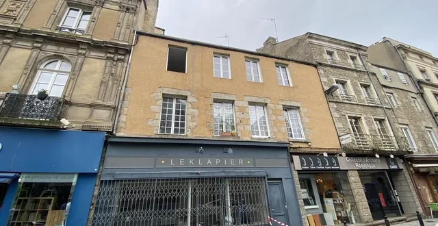 photo  selon la victime et son conjoint, l’homme aurait escaladé la grille du magasin fermé, et attrapé la jambe de la femme, qui se trouvait à la fenêtre de gauche au premier étage, pour la faire tomber sur le trottoir.  &copy;  ouest-france 