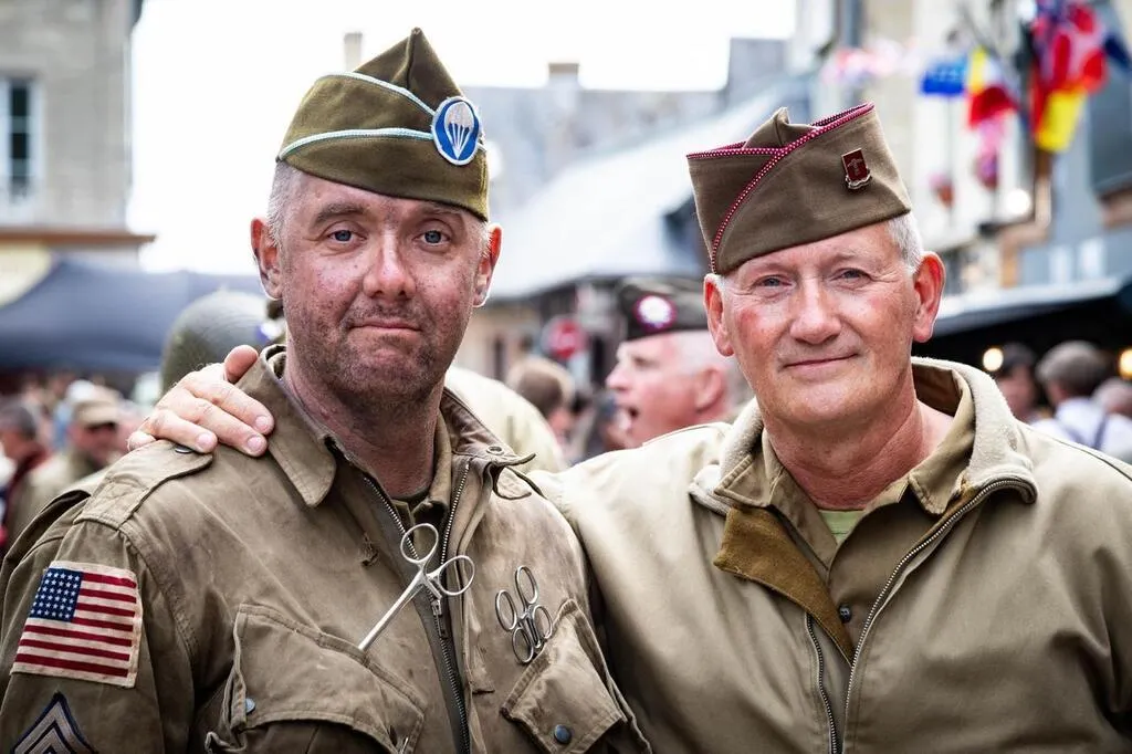 80 ans du Débarquement. À SainteMèreÉglise, il collectionne les dédicaces pour une juste