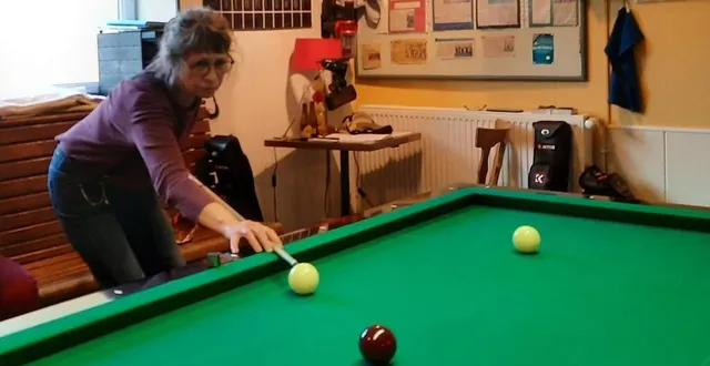 photo  carole riollet, seule adhérente femme au club de billard de la flèche (sarthe) se penche sur le tapis vert d’un des deux billards du club : « je peux passer de longs moments à répéter un coup. »  &copy;  ouest-france 