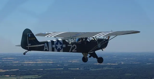 photo  avion lent, stable et manœuvrant, le piper était parfaitement adapté à sa mission principale : la reconnaissance au-dessus des champs de bataille de la libération.  &copy;  air passion 