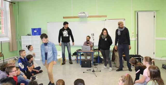 photo  robin mazer, clément béguet, charlotte barbieux et mehdi meskini, de la compagnie yongwé, sont intervenus, mardi matin, pour une ultime séance à l’école gustave-flaubert, avant la restitution mardi 25 juin, suivie du spectacle dilo, à sap-en-auge.  &copy;  ouest-france 