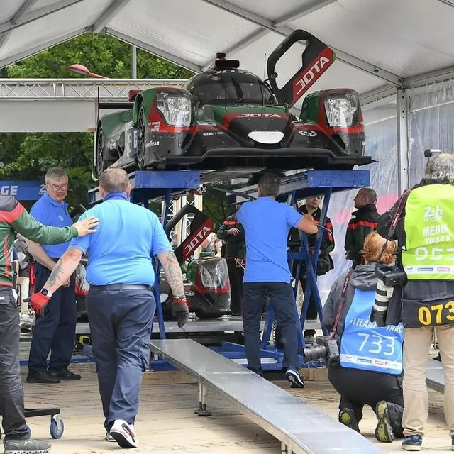 photo  les voitures sont placées sur un plateau élévateur pour inspecter le fond plat.  ©  archives le maine libre – yvon loué