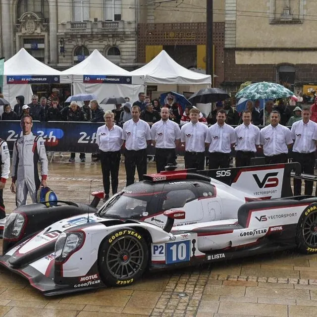 photo passage à la photo de famille pour l’équipe de sébastien bourdais en juin 2022. absent, le sarthois était tout de même sur le cliché grâce à une figurine.  ©  archives le maine libre denis lambert
