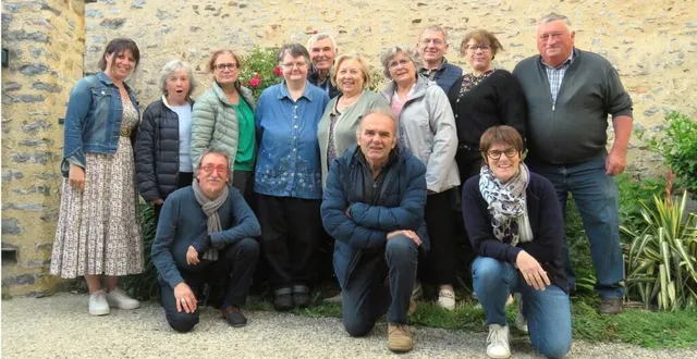photo  le bureau de la troupe pas sage à l’acte est réélu, dont jean-louis lemaître, président (devant, au milieu).  &copy;  ouest-france 