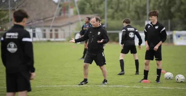 photo  présent pour l’inauguration de la tribune et des vestiaires, stéphane moulin, ancien entraîneur de l’équipe d’angers sco, a animé une séance d’entraînement pour les u17 du club de l’olympique bécon-villemoisan-saint-augustin.  &copy;  philippe naudin 