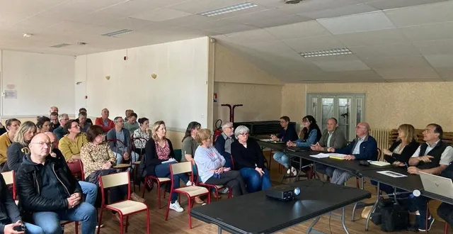 photo  les élus ont répondu aux questions des parents d’élèves.  &copy;  municipalité de montval-sur-loir 