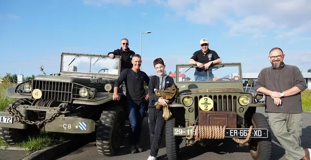 photo  des membres du club conservateur de véhicules militaires et historiques de sargé-lès-le-mans au moment du départ vers les plages de normandie à l’occasion du 80e anniversaire du débarquement.  &copy;  le maine libre 