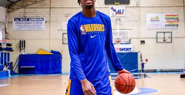 photo  adama bal avec le maillot des golden state warriors chez qui il a fait une séance d’entraînement, début mai.  &copy;  le maine libre - yvon loue 