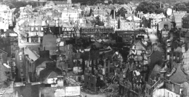 photo  la grande rue de flers (orne) vue de l’église saint-germain en juin 1944.  &copy;  archives de flers/fonds guillaume 
