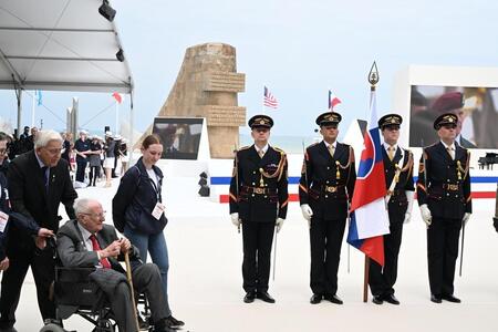 photo Environ 5 000 personnes ont assisté à la cérémonie internationale à Saint-Laurent-sur-Mer, dans le Calvados, à proximité de la plage d’Omaha Beach. Stéphane Geufroi / Ouest-France 