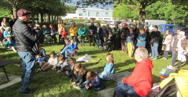 photo  « roulé, le loup ! », c’est le joli conte dit d’une manière très expressive par bernard dans la petite clairière. un clin d’œil au chaperon rouge de charles perrault.  &copy;  co 